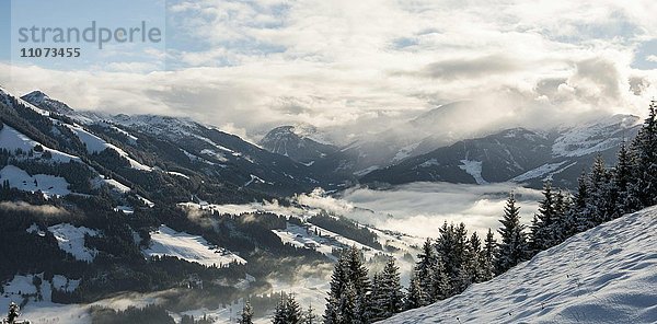 Ausblick ins Brixental im Winter  Bergkulisse mit Wolken und Nebel  Brixen im Thale  Tirol  Österreich  Europa
