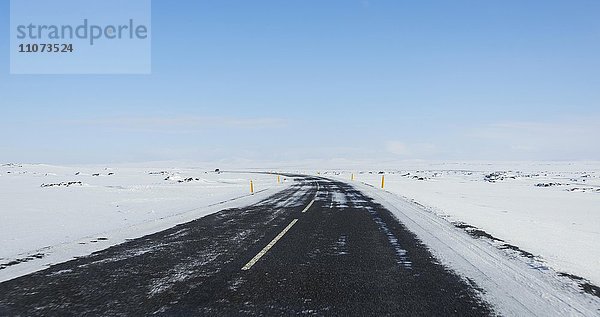 Landstraße durch verschneite Landschaft  Ringstraße  Nationalstraße 1 oder Hringvegur  Nordisland  Island  Island  Europa