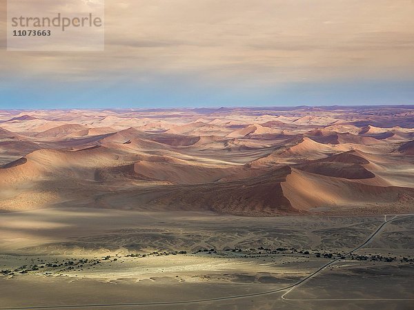 Luftaufnahme  Ausblick auf Sanddünen  Kulala Wilderness Reserve am Rande der Namib Wüste  Tsarisberge  Sossosvlei Region Hardap  Namibia  Afrika