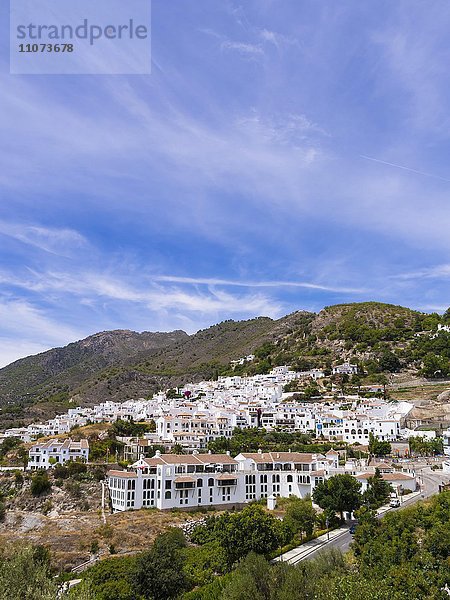 Ausblick auf weiße Häuser in Frigiliana  Costa del Sol  Andalusien  Spanien  Europa
