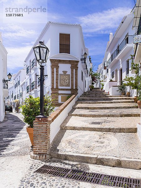 Weiße Häuser in enger Gasse  Frigiliana  Costa del Sol  Andalusien  Spanien  Europa