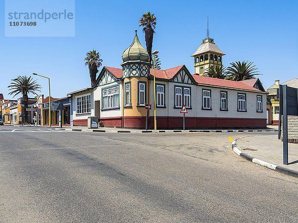 Historisches deutsches Kolonialgebäude  hinten das Woermann-Haus oder Wormannhaus  Swakopmund  Provinz Erongo  Namibia  Afrika