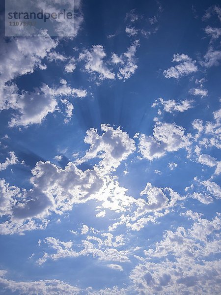 Himmel mit Wolken und Sonnenstrahlen  Namibia  Afrika