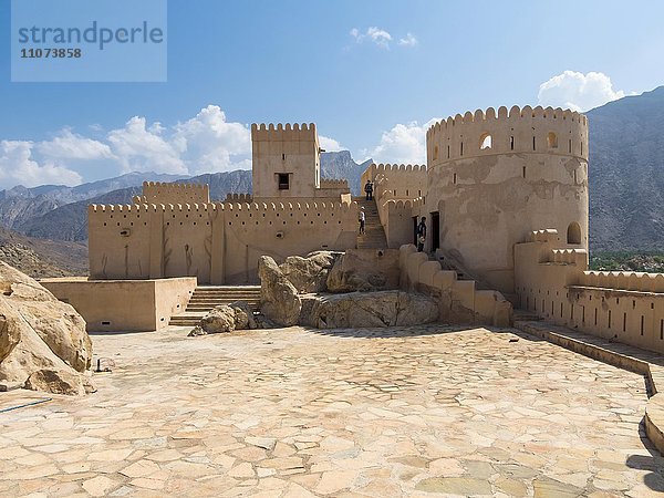 Fort Nakhl  oder Husn Al Heem  Festung  über Oase Nakhl auf Jebel Nakhl Massiv  historischer Lehmbau  Provinz Al-Batinah  Sultanat Oman  Golfstatt  Arabische Halbinsel  Naher Osten