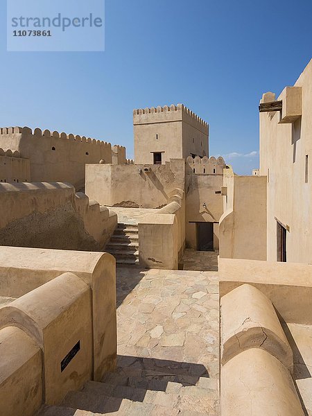 Innenhof von Fort Nakhl  oder Husn Al Heem  Festung  über Oase Nakhl auf Jebel Nakhl Massiv  historischer Lehmbau  Provinz Al-Batinah  Sultanat Oman  Golfstatt  Arabische Halbinsel  Naher Osten