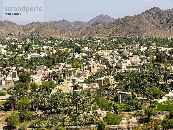 Blick auf Bahla  Oase im Jebel Shams Gebiet  Bergdorf Wadi Misfah  Hajar al Gharbi Berge  Dhakiliya Region  Sultanat von Oman