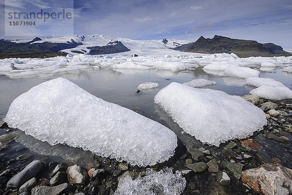 Eis in der Lagune des Gletscherflusses  Gletscher Breidarlon  Island  Europa