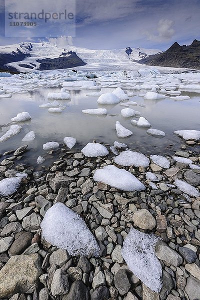 Eis in der Lagune des Gletscherflusses  Gletscher Breidarlon  Island  Europa