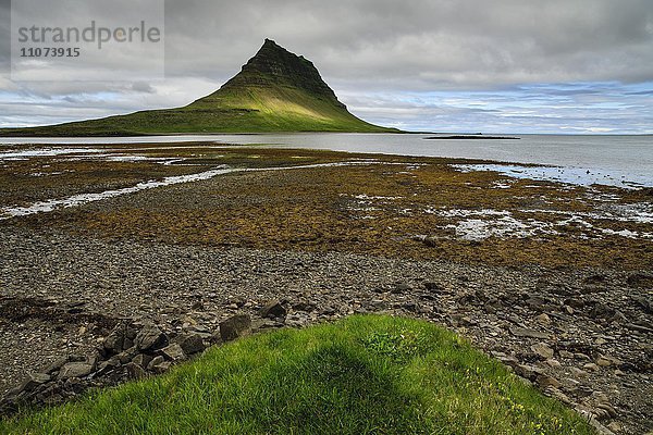 Berg Kirkjufell  Grundarfjördur  Halbinsel Snaefellsnes  Island  Europa