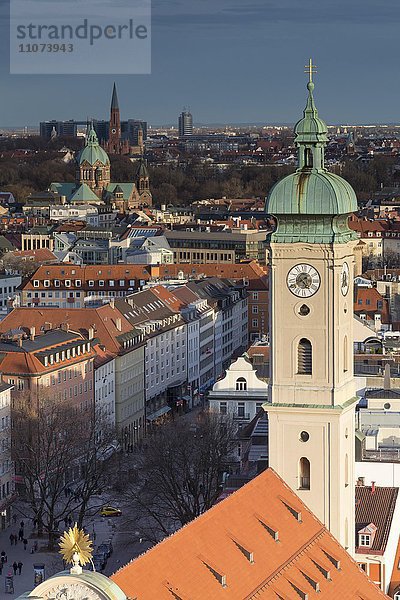 Ausblick auf Innenstadt  Altstadt  vorne Heilig-Geist-Kirche  hinten St. Lukas und Johannes-Kirche  München  Oberbayern  Bayern  Deutschland  Europa