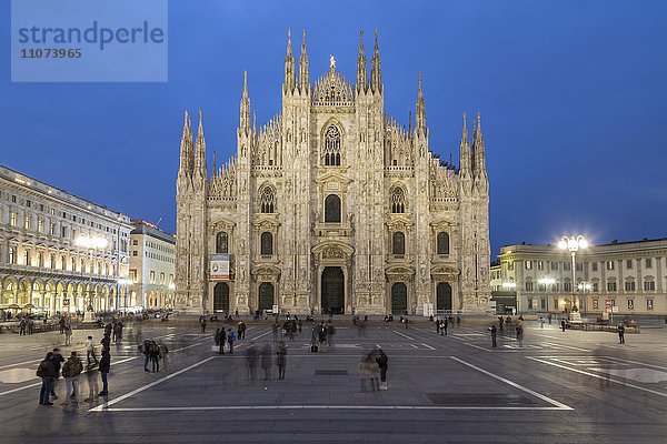Domplatz Mailand  Piazza del Duomo bei Dämmerung mit Mailänder Dom  Mailand  Italien  Europa