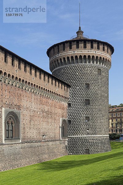 Wehrturm und Außenmauer von Kastell oder Schloss Castello Sfornisco  Piazza Castello  Mailand  Italien  Europa