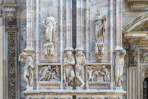 Skulpturen an der Fassade aus Marmor  Mailänder Dom   Domplatz  Piazza del Duomo Milano  Mailand  Italien  Europa