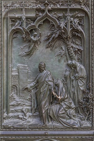 Bronzeskulpturen am Eingangsportal vom Mailänder Dom  Domplatz  Piazza del Duomo Milano  Mailand  Italien  Europa
