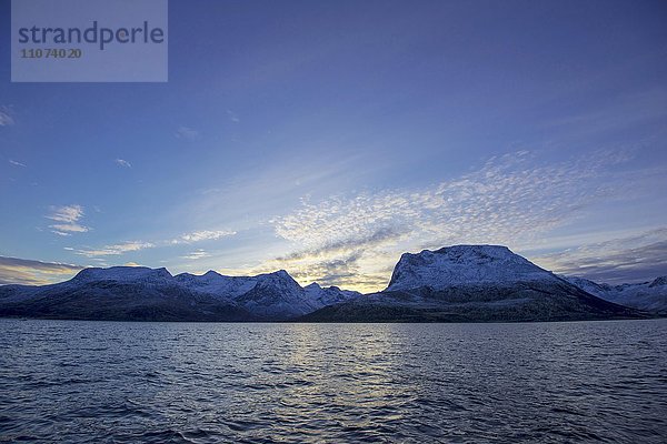 Landschaft  Atlantik mit schneebedeckten Bergen  bei Tromvik  Norwegen  Europa