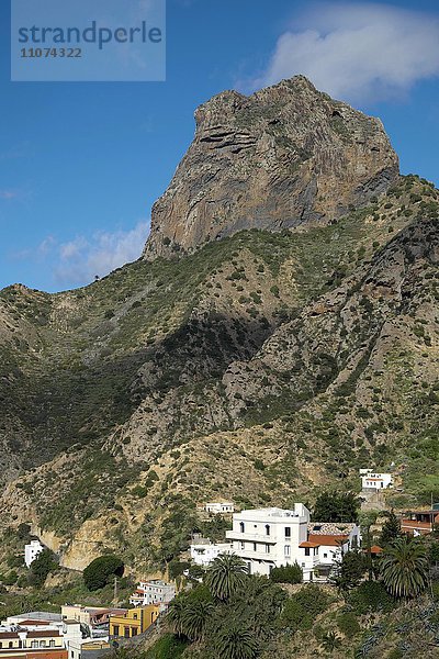 Vallehermoso mit dem Felsmassiv Roque Cano  La Gomera  Kanarische Inseln  Spanien  Europa