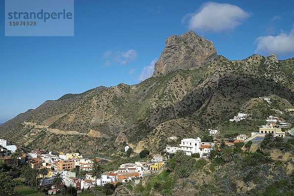 Vallehermoso mit dem Felsmassiv Roque Cano  La Gomera  Kanarische Inseln  Spanien  Europa