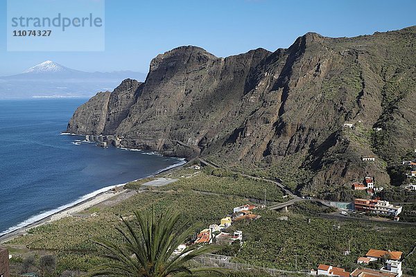 Steilküste  Nordküste bei Agulo  hinten der Teide auf Teneriffa  La Gomera  Kanarische Inseln  Spanien  Europa