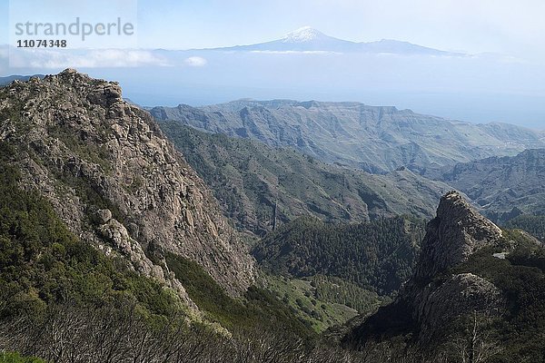 Ausblick vom Mirador Morro de Agando im Nationalpark Garajonay  hinten Vulkan Teide auf Teneriffa  La Gomera  Kanarische Inseln  Spanien  Europa