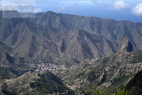 Ausblick vom Mirador de Vallehermoso auf Tal und Ort Vallehermoso zwischen Bergen  Nationalpark Garajonay  Bezirk Agulo  La Gomera  Kanarische Inseln  Spanien  Europa