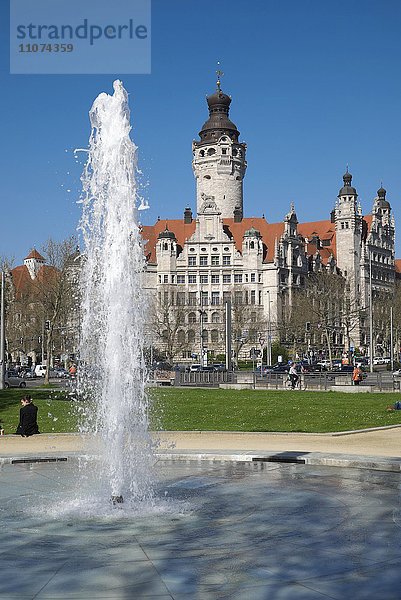 Neues Rathaus mit Springbrunnen  Leipzig  Sachsen  Deutschland  Europa