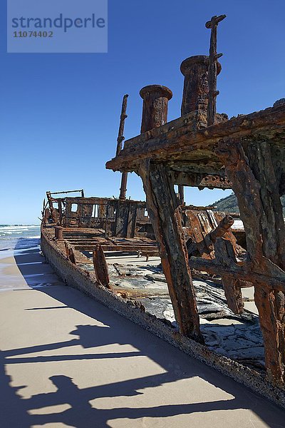 Wrack  Luxusliner SS. Maheno  lief am 09.07.1935 auf Strand  75 Mile Beach Road  offizieller Highway  UNESCO Weltnaturerbe  Fraser Island  Great Sandy National Park  Queensland  Australien  Ozeanien