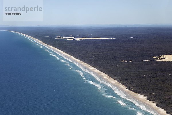 Luftaufnahme  75 Mile Beach Road  offizieller Highway  UNESCO Weltnaturerbe  Fraser Island  Great Sandy National Park  Queensland  Australien  Ozeanien