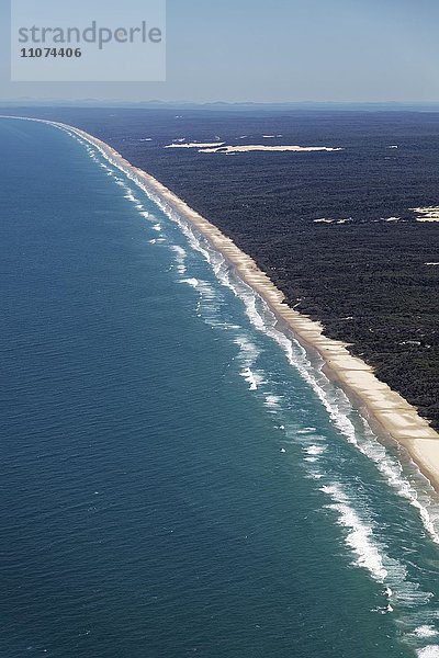 Luftaufnahme 75 Mile Beach Road  offizieller Highway  UNESCO Weltnaturerbe  Fraser Island  Great Sandy National Park  Queensland  Australien  Ozeanien