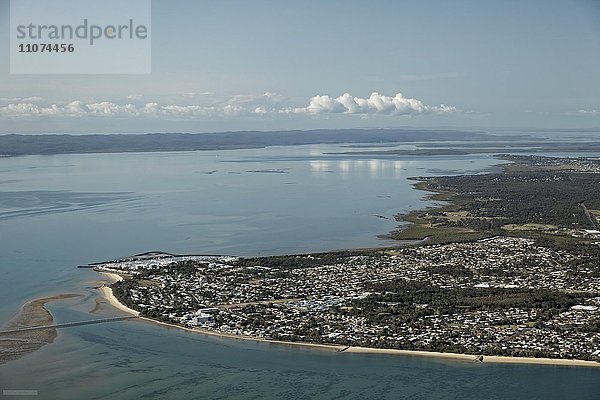 Luftaufnahme  Stadt Hervey Bay mit Urangan Pier  hinten Fraser Island  Hervey Bay  Queensland  Australien  Ozeanien