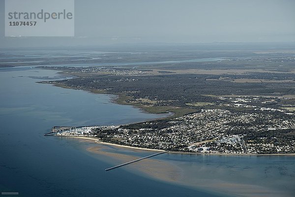 Luftaufnahme  Stadt Hervey Bay mit Urangan Pier und Jachthafen  hinten Fraser Island  Hervey Bay  Queensland  Australien  Ozeanien