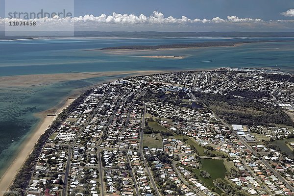 Luftaufnahme  Stadt Hervey Bay mit Urangan Pier und Jachthafen  hinten Woody Island und Fraser Island  Hervey Bay  Queensland  Australien  Ozeanien