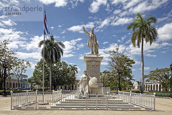 Denkmal  Dichter  Nationalheld und Freiheitskämpfer Jose Marti  Parque Jose Marti  Altstadt  Cienfuegos  Provinz Cienfuegos  Kuba  Nordamerika