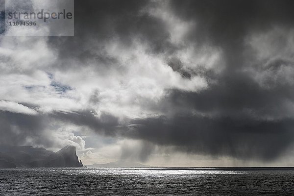 Dramatische Wolkenstimmung  Steilküste  Inseln Eysturoy und Streymoy  Färöer-Inseln  Dänemark  Europa