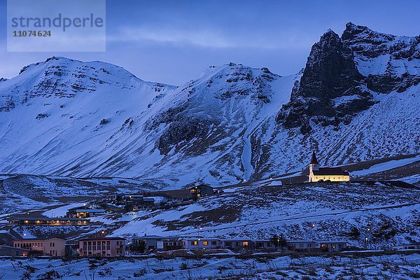 Blaue Stunde  Berge  Kirche  Vík í Mýrdal  Mýrdal  Suðurland  Island  Europa