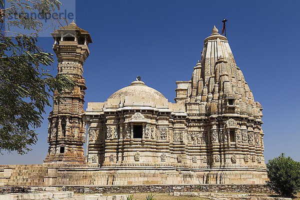 Siegesturm Kirti Stambh und Mahavira-Tempel  Chittorgarh  Rajasthan  Indien  Asien