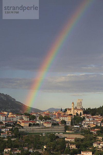 Regenbogen über La Turbie mit Tropaeum Alpium  La Turbie  Département Alpes-Maritimes  Region Provence-Alpes-Côte d?Azur  Frankreich  Europa