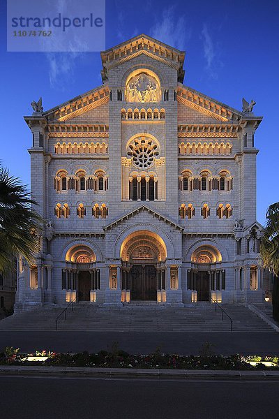 Neoromanische Kathedrale Notre-Dame-Immaculée bei Abenddämmerung  Fürstentum Monaco
