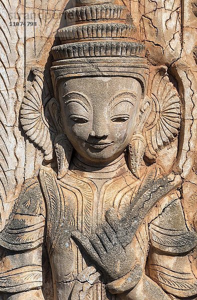 Deva-Statue am baufälligen Kloster Nyaung Oak in Inthein  Indein  am Inle-See  Myanmar  Asien