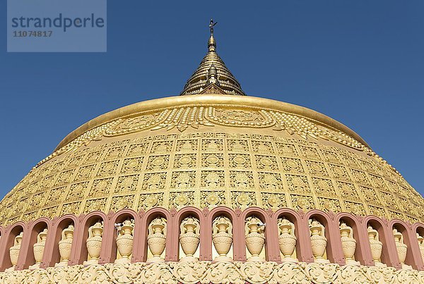 Goldene Stupa der Sitagu International Buddhist Academy  Sagaing bei Mandalay  Myanmar  Asien