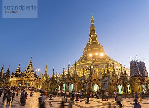 Besucherandrang bei der Shwedagon-Pagode bei Dämmerung  Rangun  Yangon  Burma  Myanmar  Asien