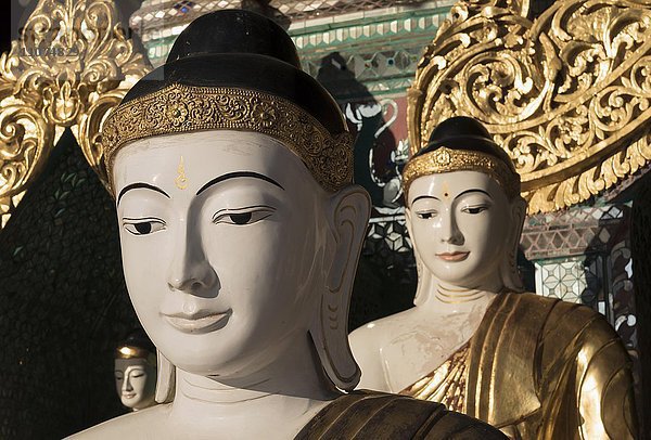 Buddhas in den Koo Chein Kan und Ma Kyee Kyee Hallen  Shwedagon-Pagode  Rangun  Yangon  Burma  Myanmar  Asien