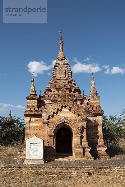 Kleiner restaurierter Tempel  Zentralebene von Bagan  Myanmar  Asien