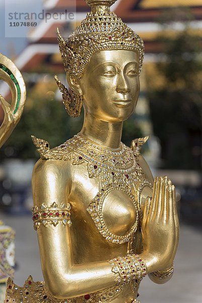 Mythische Gottheit Apsarasi  Statue  Wat Phra Kaeo  Tempel des Smaragd-Buddha  Großer Palast  Bangkok  Thailand  Asien