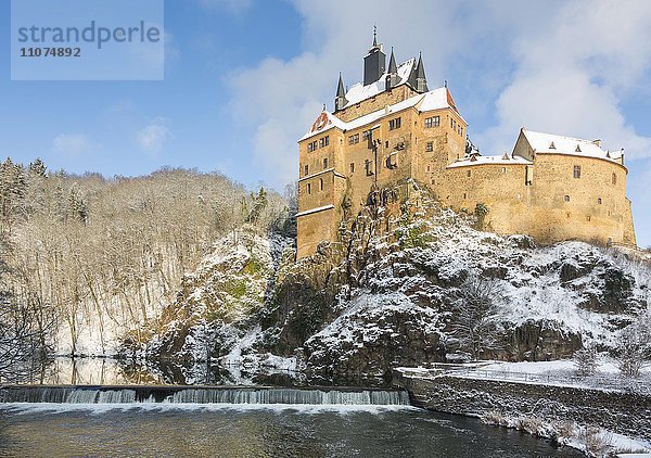 Burg Kriebstein mit Fluss Zschopau im Winter  Kriebstein  Mittelsachsen  Sachsen  Deutschland  Europa