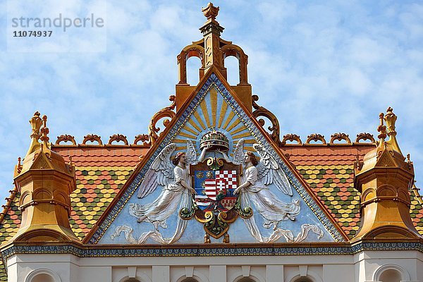Dach mit typischen Fliesen aus Zsolnay  Postpalais  Postpalast  Pécs  Ungarn  Europa