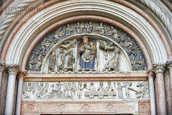 Portal des romanischen Baptisterium  Parma  Emilia Romagna  Italien  Europa
