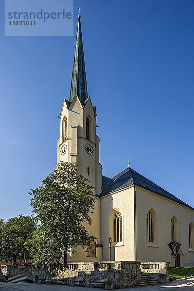 Neugotische Pfarrkirche Maria Himmelfahrt  erbaut von Matthias Berger  Ludwigstraße  Ortsteil Partenkirchen  Garmisch-Partenkirchen  Werdenfelser Land  Oberbayern  Bayern  Deutschland  Europa
