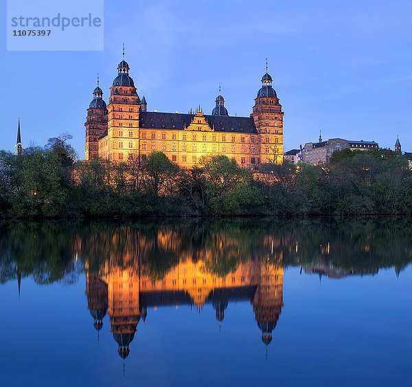 Schloss Johannisburg spiegelt sich im Main  Dämmerung  Renaissanceschloss  Aschaffenburg  Unterfranken  Bayern  Deutschland  Europa