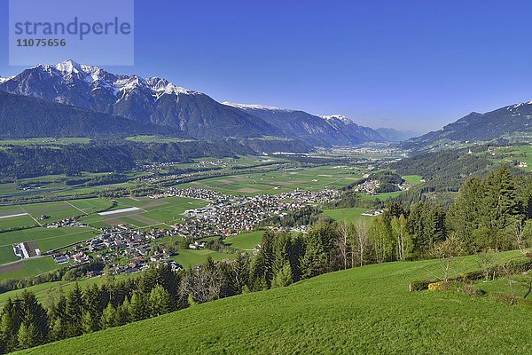 Kolsass und Weer  dahinter das Karwendel-Gebirge  Inntal  Tirol  Österreich  Europa