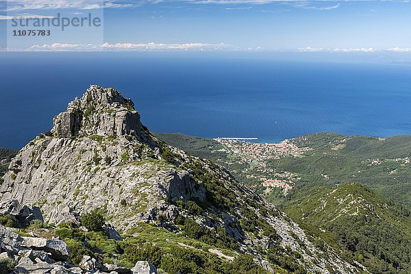 Ausblick vom Berg Monte Capanne auf Marciana Marina  Nationalpark Toskanischer Archipel  Insel Elba  Provinz Livorno  Toskana  Italien  Europa